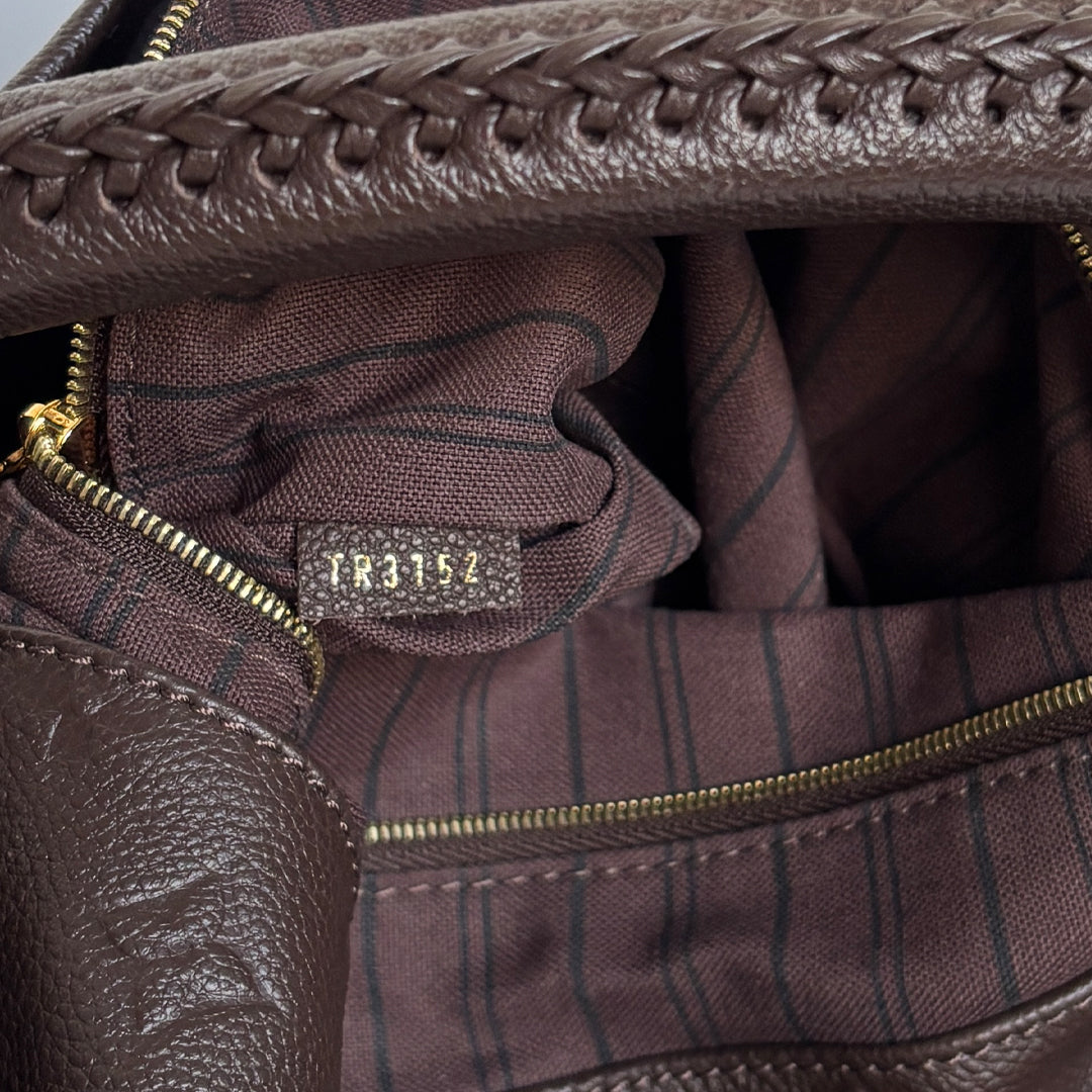 Louis Vuitton "Artsy MM" hobo bag